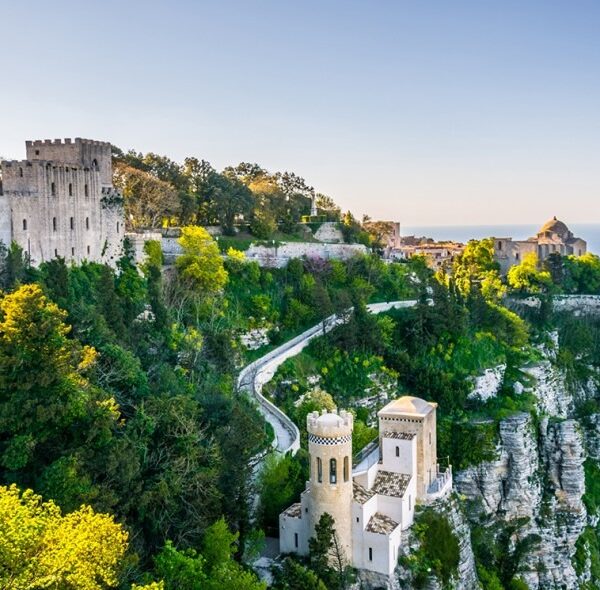 Cleo è una villa di campagna situata a Partinico nella Sicilia occidentale, immersa in un paesaggio di ulivi e vegetazione mediterranea.