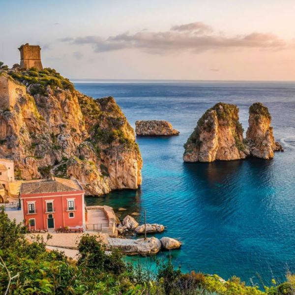 Cleo è una villa di campagna situata a Partinico nella Sicilia occidentale, immersa in un paesaggio di ulivi e vegetazione mediterranea.