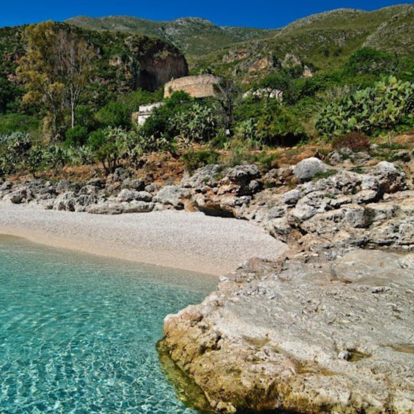 Cleo è una villa di campagna situata a Partinico nella Sicilia occidentale, immersa in un paesaggio di ulivi e vegetazione mediterranea.