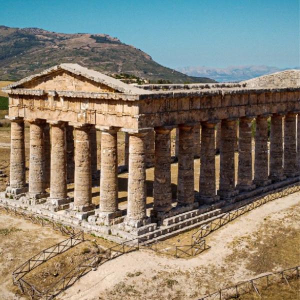 Cleo è una villa di campagna situata a Partinico nella Sicilia occidentale, immersa in un paesaggio di ulivi e vegetazione mediterranea.