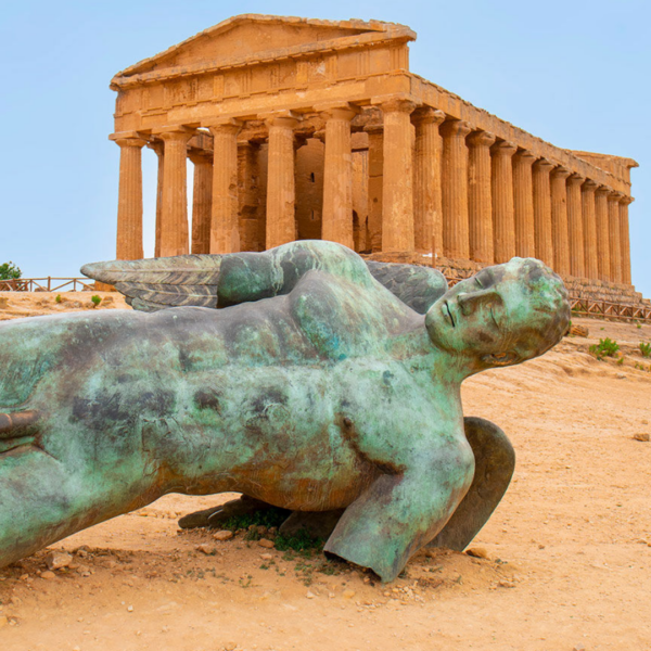 Cleo è una villa di campagna situata a Partinico nella Sicilia occidentale, immersa in un paesaggio di ulivi e vegetazione mediterranea.