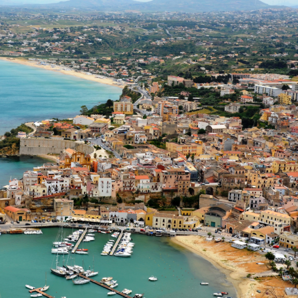 Cleo è una villa di campagna situata a Partinico nella Sicilia occidentale, immersa in un paesaggio di ulivi e vegetazione mediterranea.