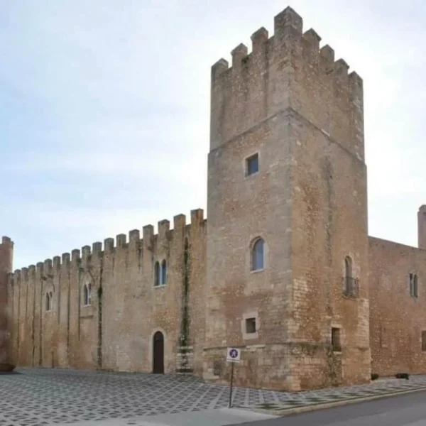 Cleo è una villa di campagna situata a Partinico nella Sicilia occidentale, immersa in un paesaggio di ulivi e vegetazione mediterranea.