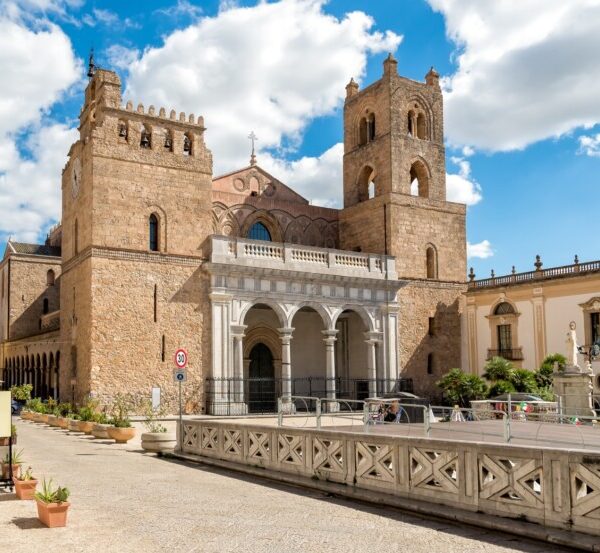Cleo è una villa di campagna situata a Partinico nella Sicilia occidentale, immersa in un paesaggio di ulivi e vegetazione mediterranea.