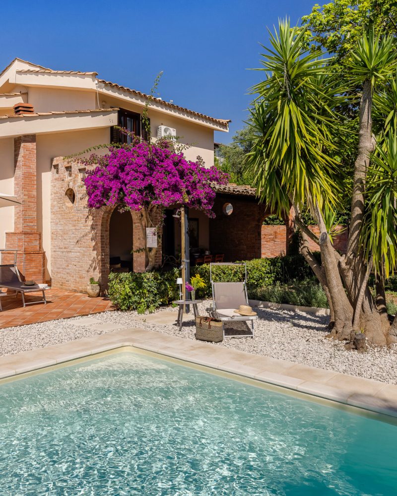Cleo è una villa di campagna situata a Partinico nella Sicilia occidentale, immersa in un paesaggio di ulivi e vegetazione mediterranea.