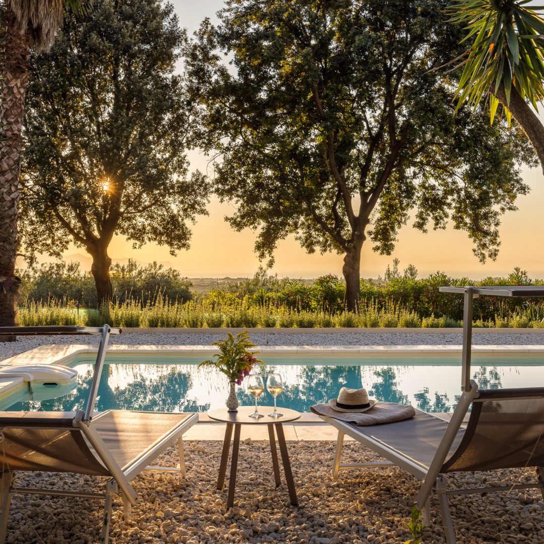 Cleo è una villa di campagna situata a Partinico nella Sicilia occidentale, immersa in un paesaggio di ulivi e vegetazione mediterranea.