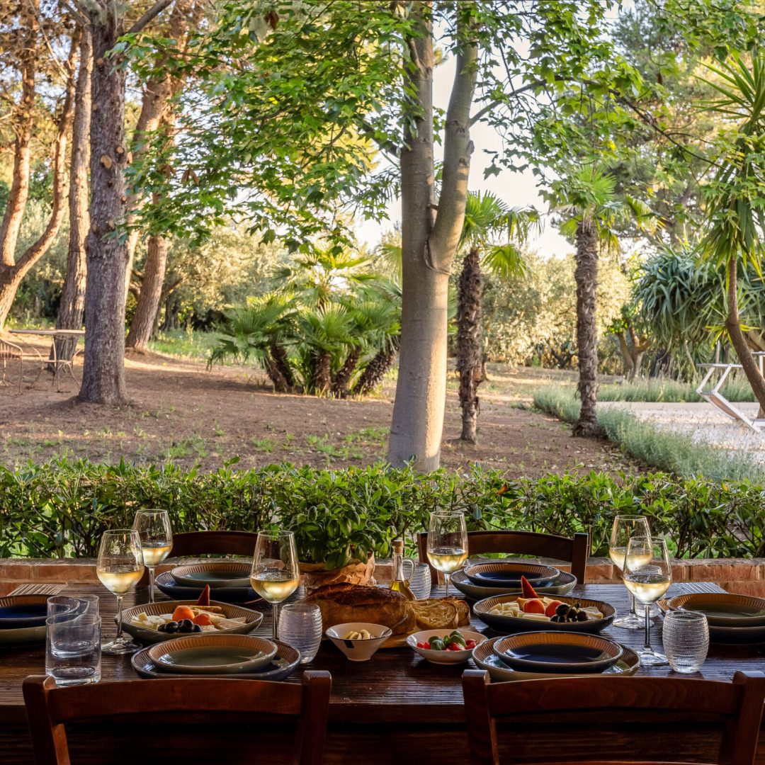Cleo è una villa di campagna situata a Partinico nella Sicilia occidentale, immersa in un paesaggio di ulivi e vegetazione mediterranea.