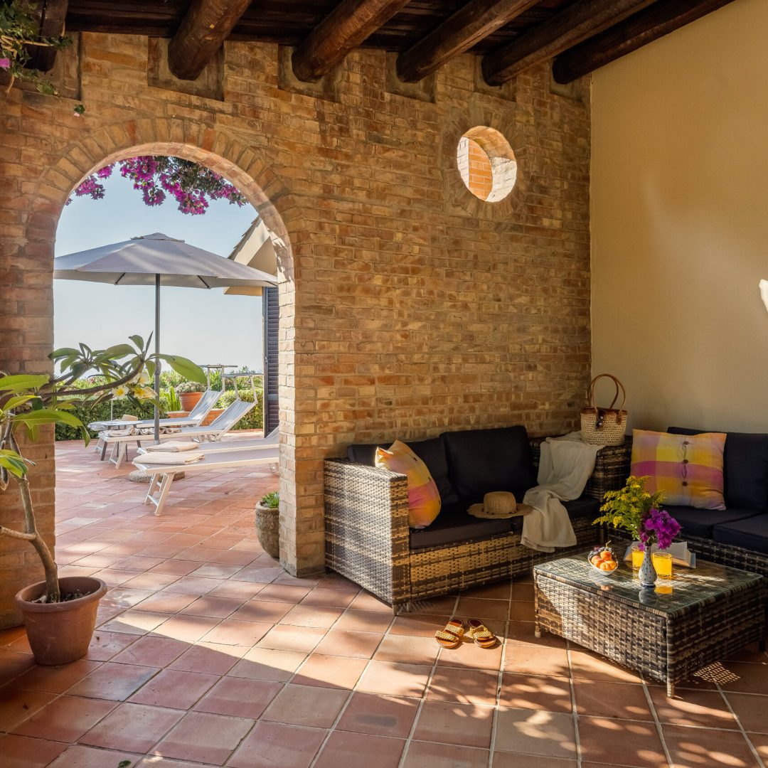 Cleo è una villa di campagna situata a Partinico nella Sicilia occidentale, immersa in un paesaggio di ulivi e vegetazione mediterranea.